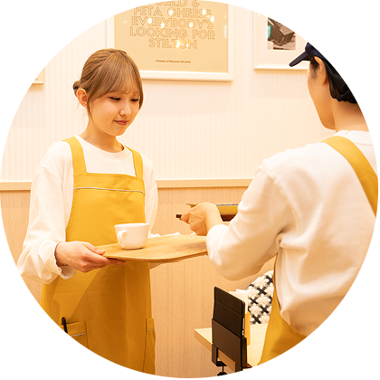 先輩がサポートする様子